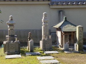 片岡春利の墓