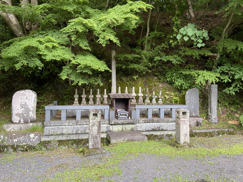修善寺・十三士の墓