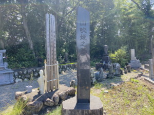 山吹姫の墓の石碑