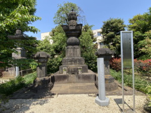 鷹司孝子の墓